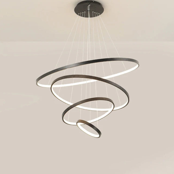 Orbite Suspension LED à Anneaux – anneaux noirs allumés sur fond beige