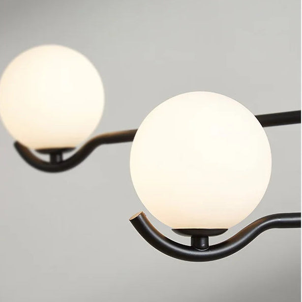 Perla Lustre à Globes en Verre – détail d'un globe en verre opale et de son bras noir