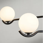 Perla Lustre à Globes en Verre – détail d'un globe en verre opale et de son bras noir