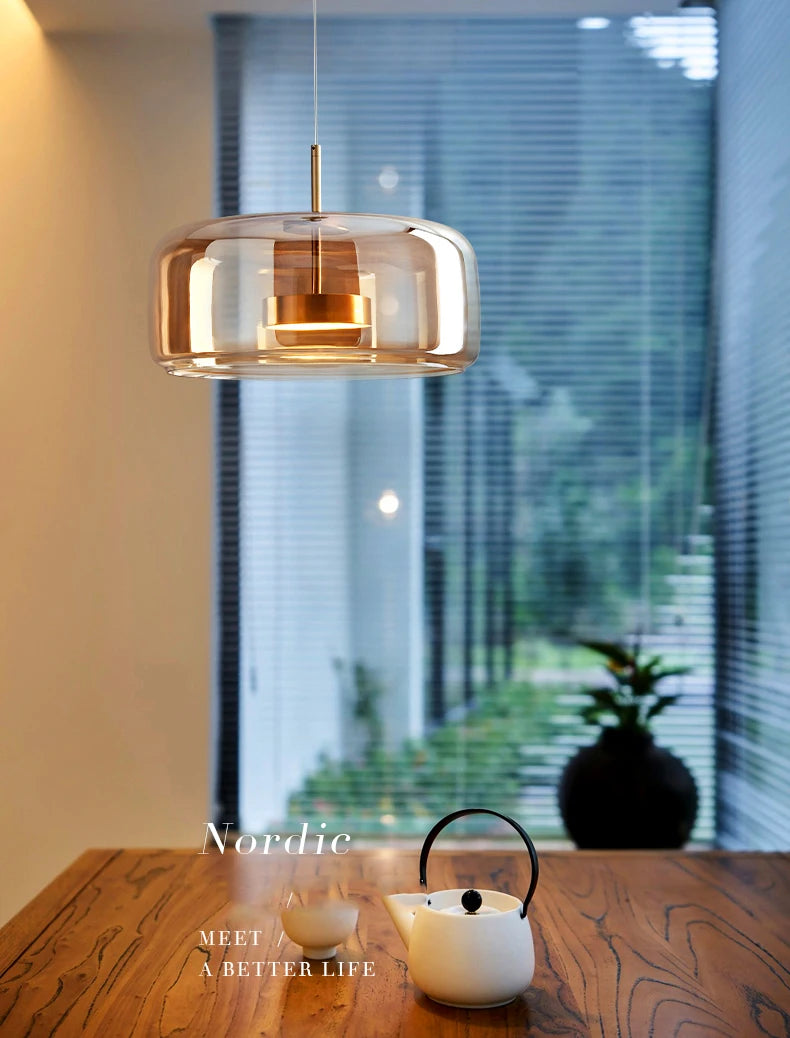 Ambrine Suspension en Verre Fumé ou Ambré, 1 Tête – suspension ambrée près d'une fenêtre avec plante
