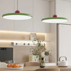 Papillon Suspension LED en Métal, Beige, Vert ou Rouge – disques verts dans une cuisine blanche