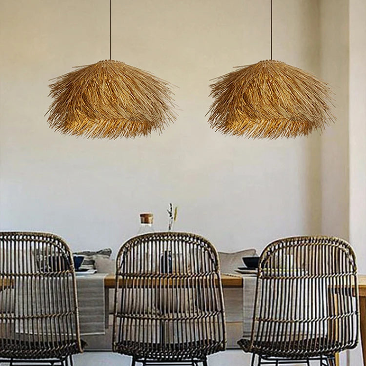 Herbela Suspension Nid en Herbe Tressée ou Rotin – deux suspensions au-dessus d'une table et de chaises en rotin