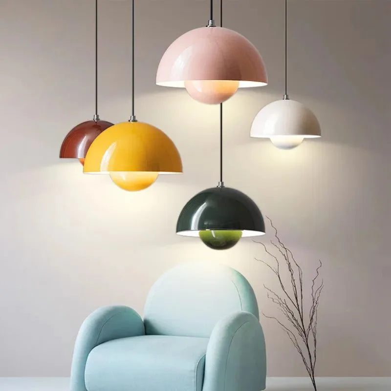Corolle Suspension Dôme Coloré – dômes jaune, rouge, blanc et bleu à hauteurs différentes