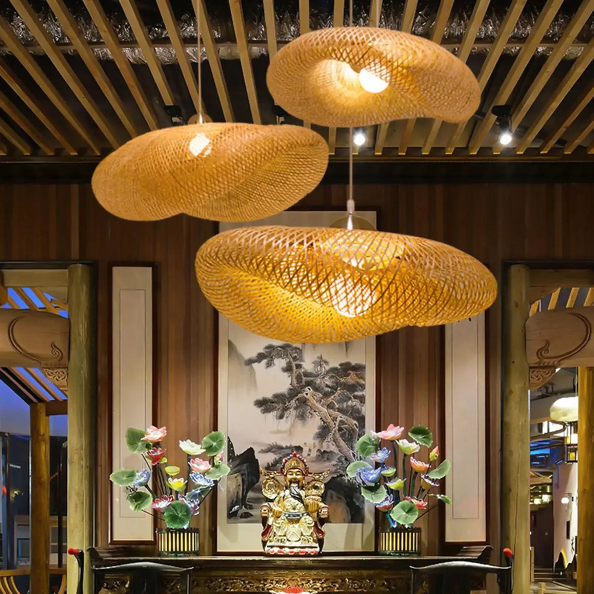 Savane Suspension Soucoupe en Rotin Tressé – deux abat-jours dans un salon de thé en bois