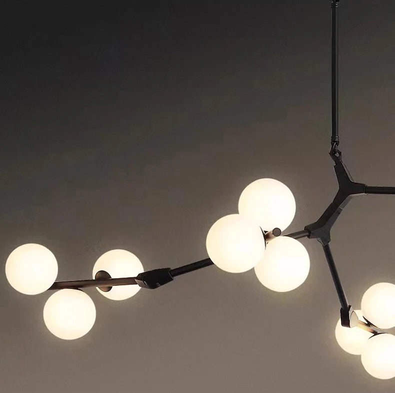 Ramure Lustre Branches à Globes Lumineux – gros plan des globes allumés sur bras noirs