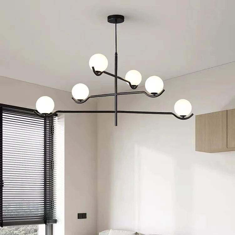 Perla Lustre à Globes en Verre – installé dans un intérieur avec store, vue large
