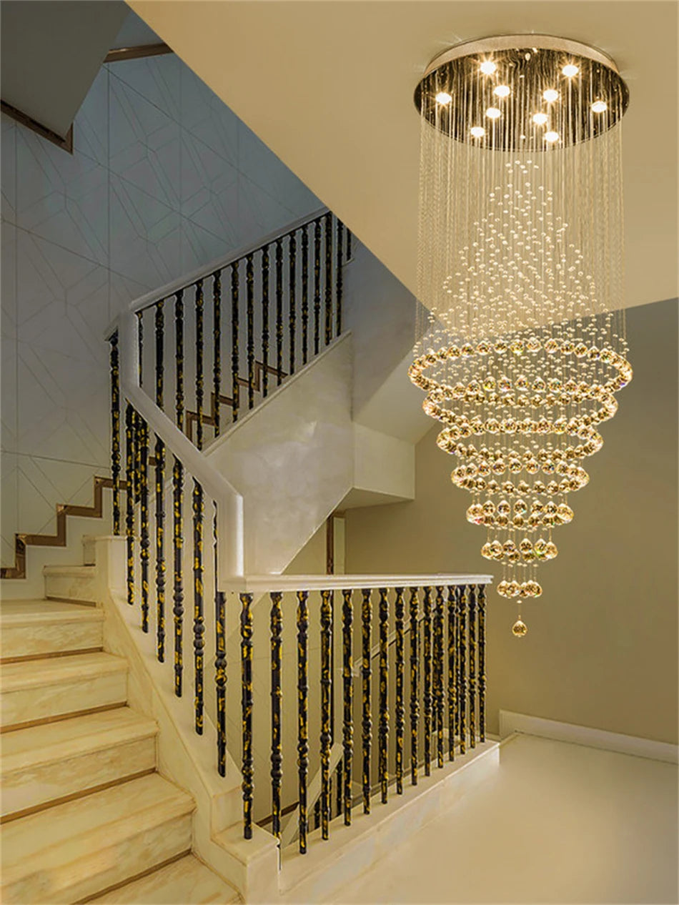 Lustre cascade en cristal, vue de la cage d'escalier