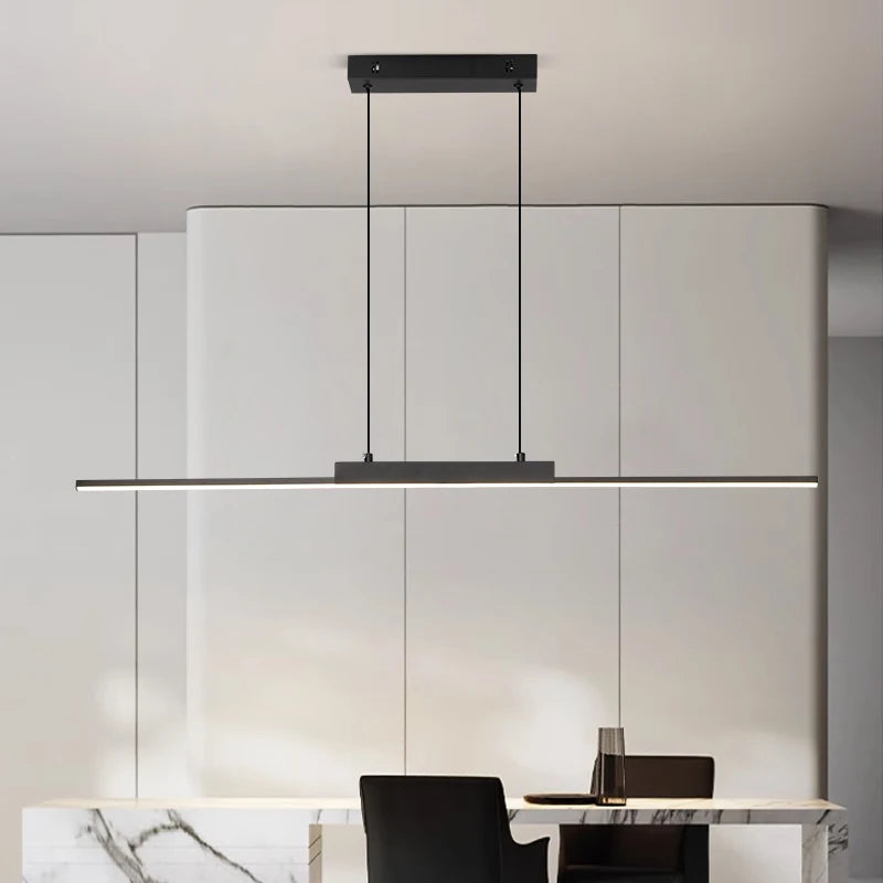 Ligne Suspension LED Linéaire en Aluminium – barre LED noire devant des placards blancs