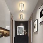 Piste Plafonnier LED Oblong – dans un couloir avec cadres décoratifs