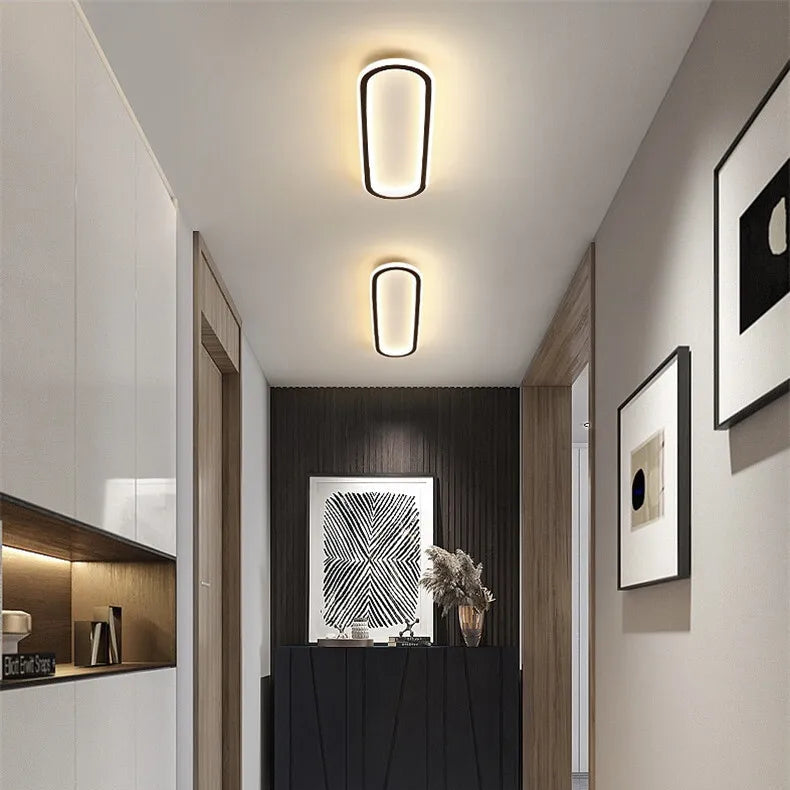 Piste Plafonnier LED Oblong – dans un couloir avec cadres décoratifs
