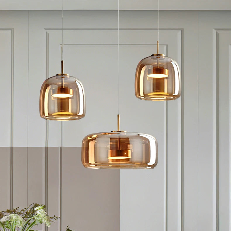 Trilia Suspension Trio en Verre, Ambré ou Fumé, sur Platine Ronde – trois suspensions en verre ambré allumées