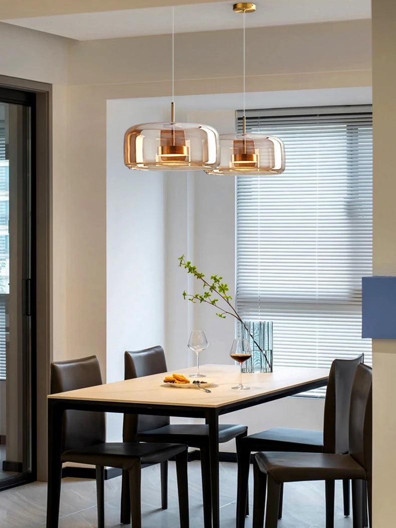 Ambrine Suspension en Verre Fumé ou Ambré, 1 Tête – suspensions au-dessus d'une table de bureau près d'une fenêtre