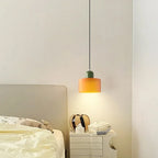 Dolia Suspension en Verre Teinté – petite suspension orange à côté d'un lit