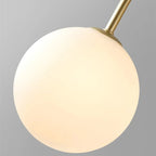 Arcadie Lustre à Bras en Arc – gros plan d'un globe en verre opalin