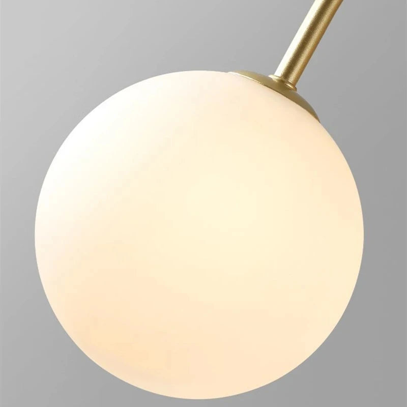 Arcadie Lustre à Bras en Arc – gros plan d'un globe en verre opalin
