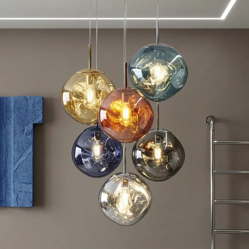 Lavane Suspension Globe en Verre Fondu Irrégulier – grappe de globes près d'un rideau bleu