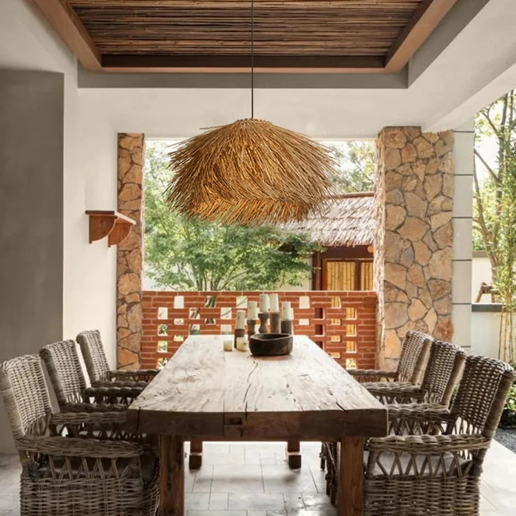Herbela Suspension Nid en Herbe Tressée ou Rotin – suspension au-dessus d'une longue table, mur en pierre