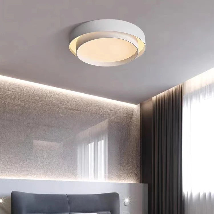 Duo Plafonnier LED Double Cercle – plafonnier blanc à lumière indirecte, rideaux sombres