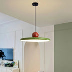 Papillon Suspension LED en Métal, Beige, Vert ou Rouge – disque vert dans une pièce claire à panneaux
