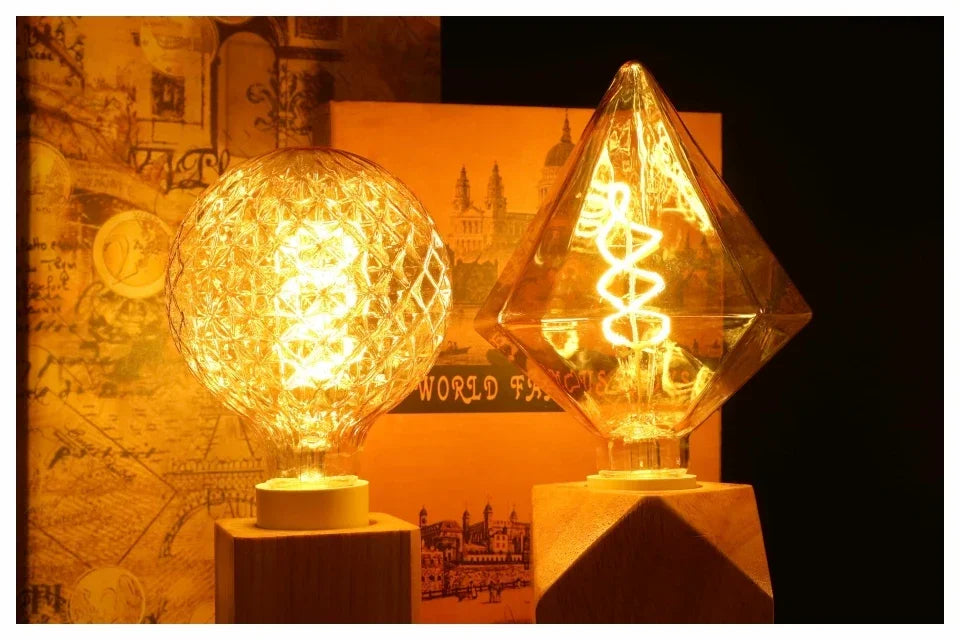 Ampoule à Filament Spirale – ampoules losange et globe allumées, ambiance chaude