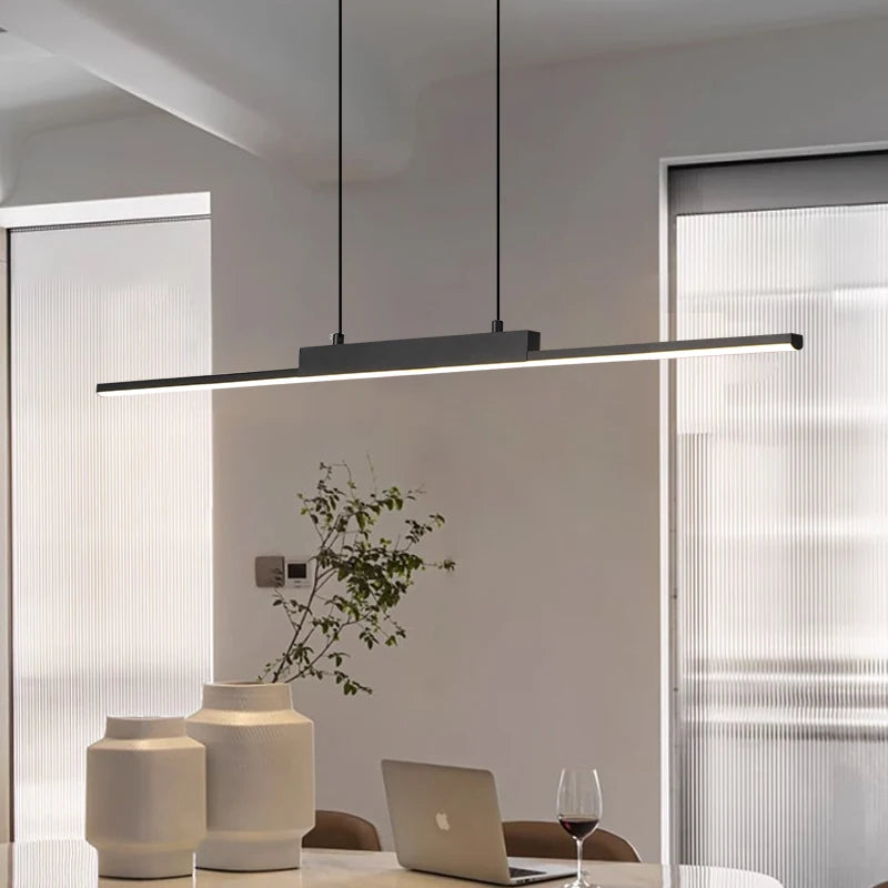 Ligne Suspension LED Linéaire en Aluminium – barre LED noire près d'une plante