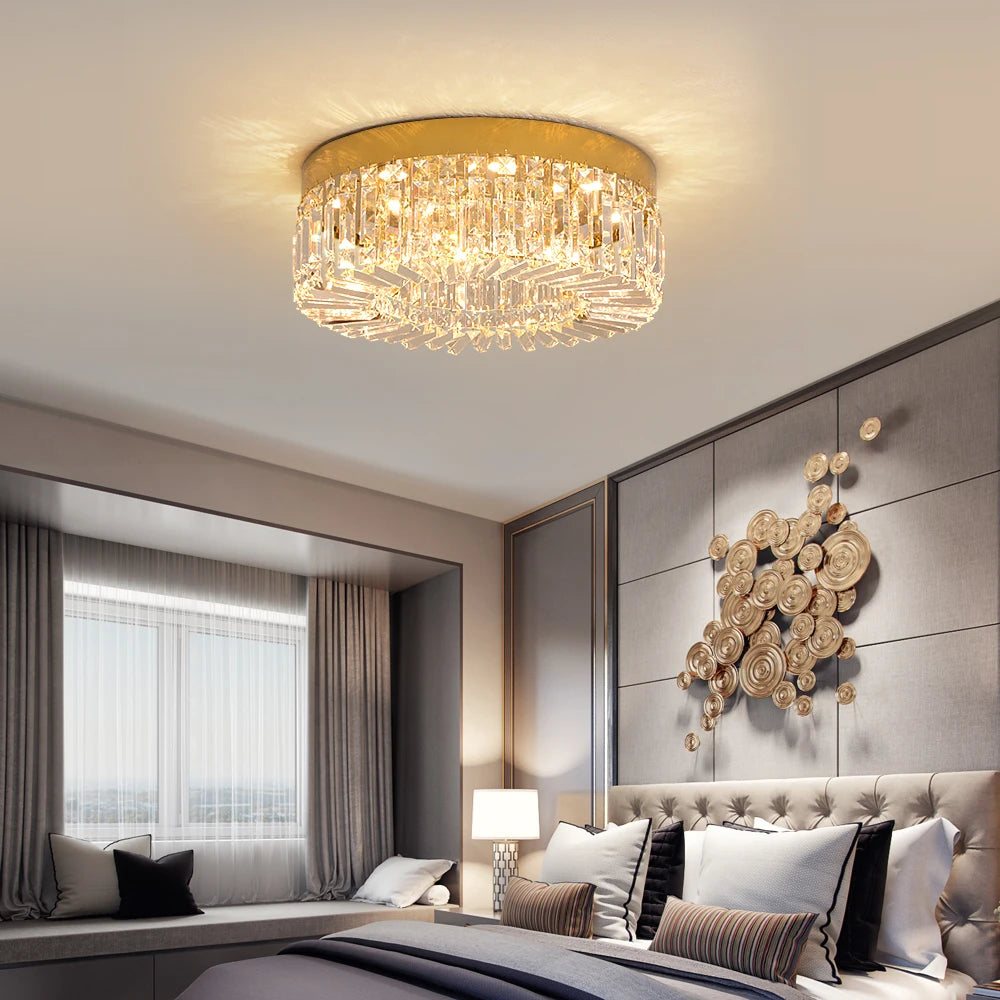 Diadème Plafonnier en Cristal Doré ou Argenté – dans un salon avec décor mural