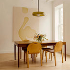 Paletia Suspension Palet en Verre Coloré – suspension au-dessus d'une table en bois et de chaises jaunes