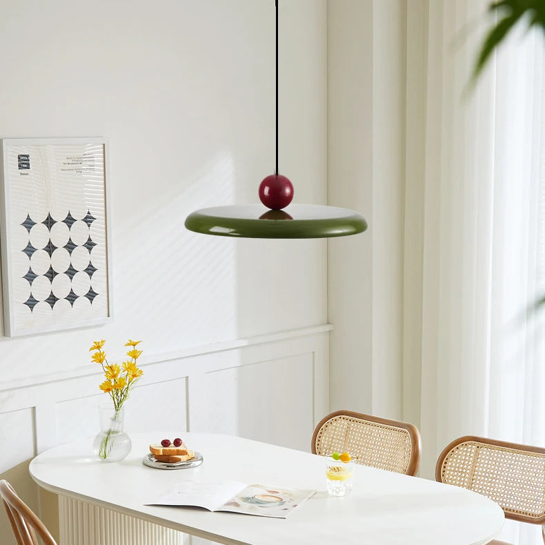 Papillon Suspension LED en Métal, Beige, Vert ou Rouge – disque vert dans une pièce blanche avec décor mural