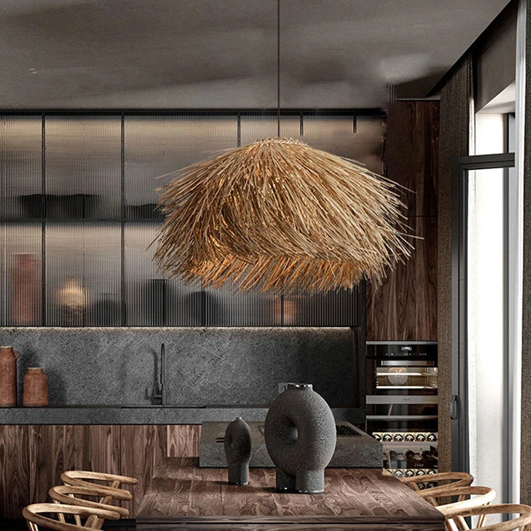Herbela Suspension Nid en Herbe Tressée ou Rotin – suspension devant des placards en bois sombre