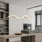 Onde Suspension LED Linéaire en Aluminium – au-dessus d'un îlot de cuisine en marbre