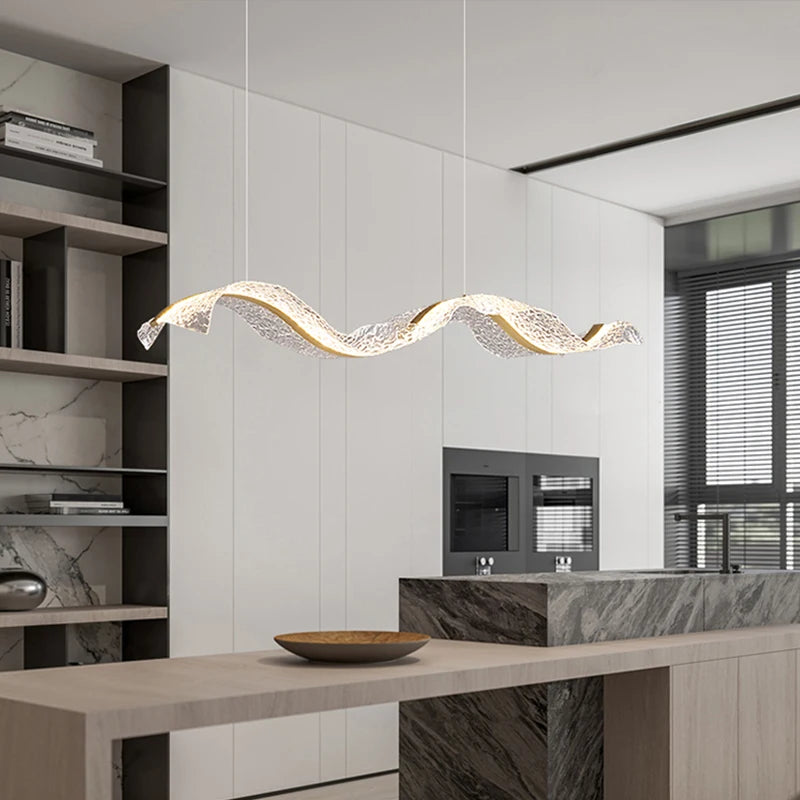 Onde Suspension LED Linéaire en Aluminium – au-dessus d'un îlot de cuisine en marbre
