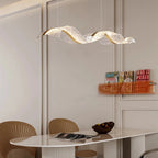 Onde Suspension LED Linéaire en Aluminium – au-dessus d'une table avec chaises