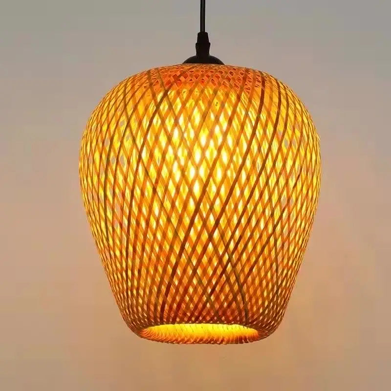 Ovia Suspension Œuf en Bambou Tressé – gros plan du tressage allumé, lumière chaude