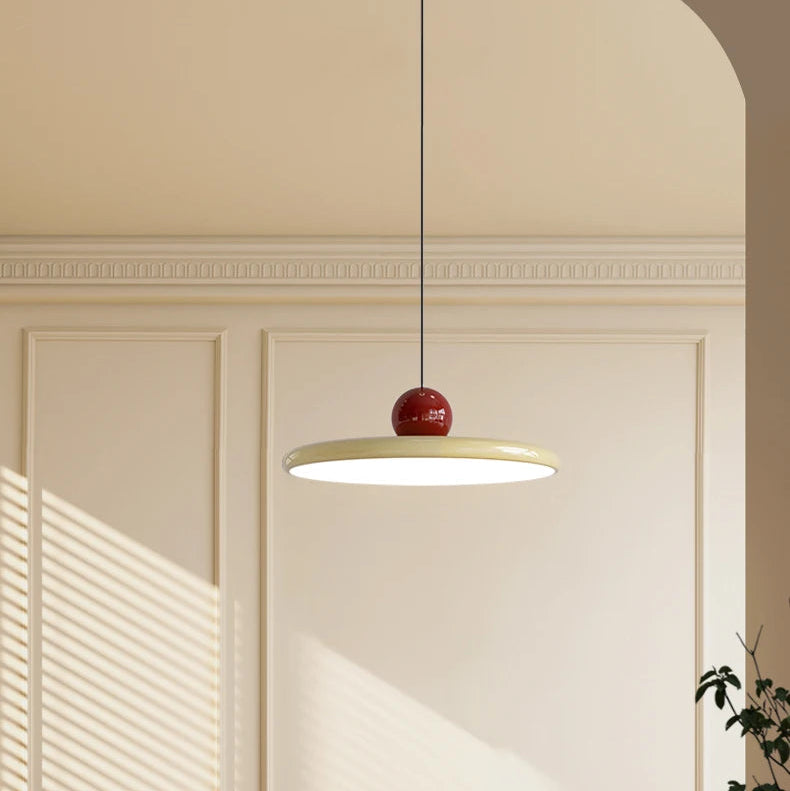 Papillon Suspension LED en Métal, Beige, Vert ou Rouge – disque beige devant un mur à moulures
