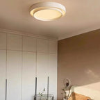 Duo Plafonnier LED Double Cercle – plafonnier au-dessus de placards blancs et d'un mur brun