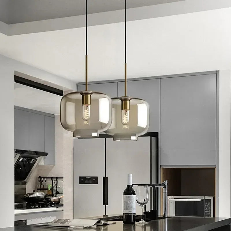 Ambra Suspension en Verre Ambré, 5 Formes au Choix – suspensions dans une cuisine moderne grise