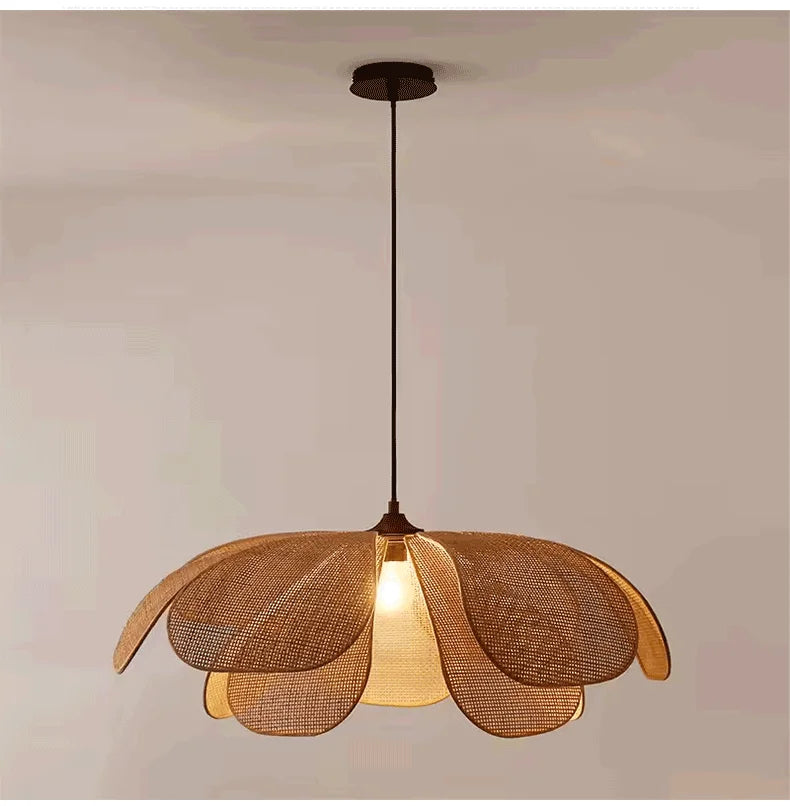 Lotus Suspension en Rotin Tressé – abat-jour suspendu à un câble sur fond beige