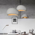 Sabi Suspension Wabi-Sabi – suspensions blanches au-dessus d'une console avec cadre noir et blanc