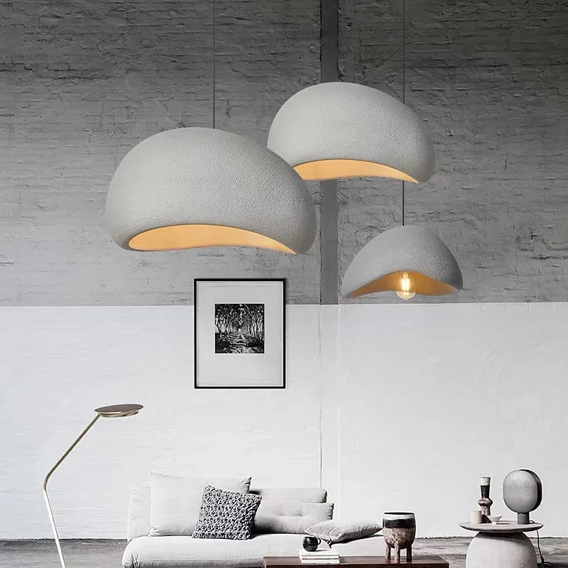 Sabi Suspension Wabi-Sabi – suspensions blanches au-dessus d'une console avec cadre noir et blanc