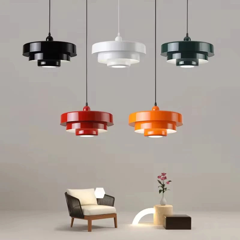 Tiara Suspension Étagée en Métal – suspensions rouge, orange, noire et blanche sur fond gris
