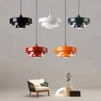 Tiara Suspension Étagée en Métal – suspensions rouge, orange, noire et blanche sur fond gris