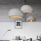 Sabi Suspension Wabi-Sabi – suspensions blanches au-dessus d'une console, cadre noir et blanc