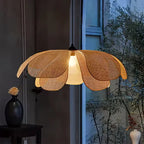 Lotus Suspension en Rotin Tressé – abat-jour en rotin en forme de pétales sur fond bleu nuit