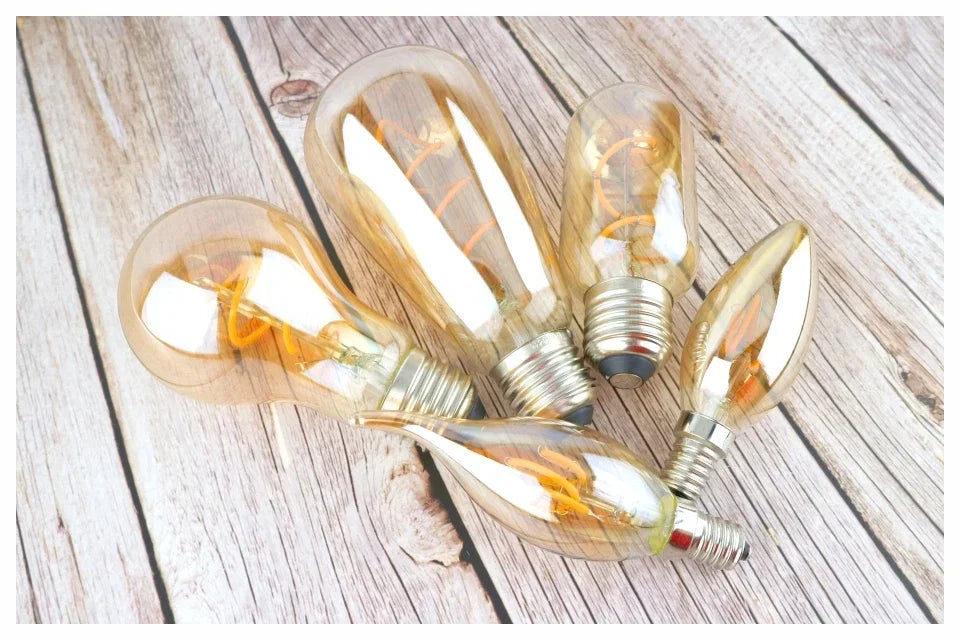 Ampoule Globe à Filament – ampoules bougies à filament posées sur une table en bois clair