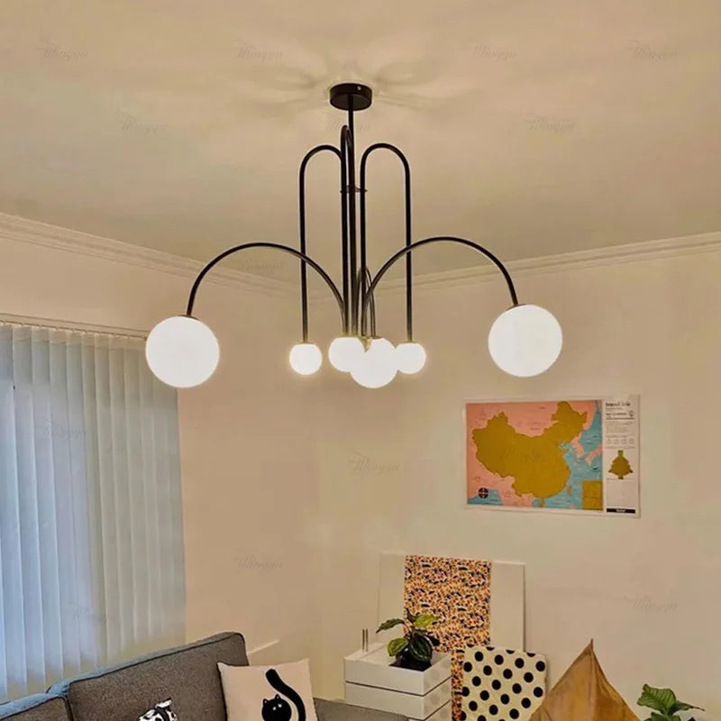 Arcadie Lustre à Bras en Arc – version noire près d'un tableau coloré