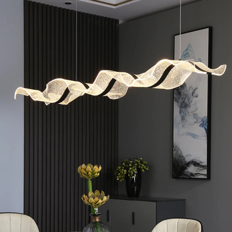 Onde Suspension LED Linéaire en Aluminium – ruban ondulé devant un mur à lattes sombres
