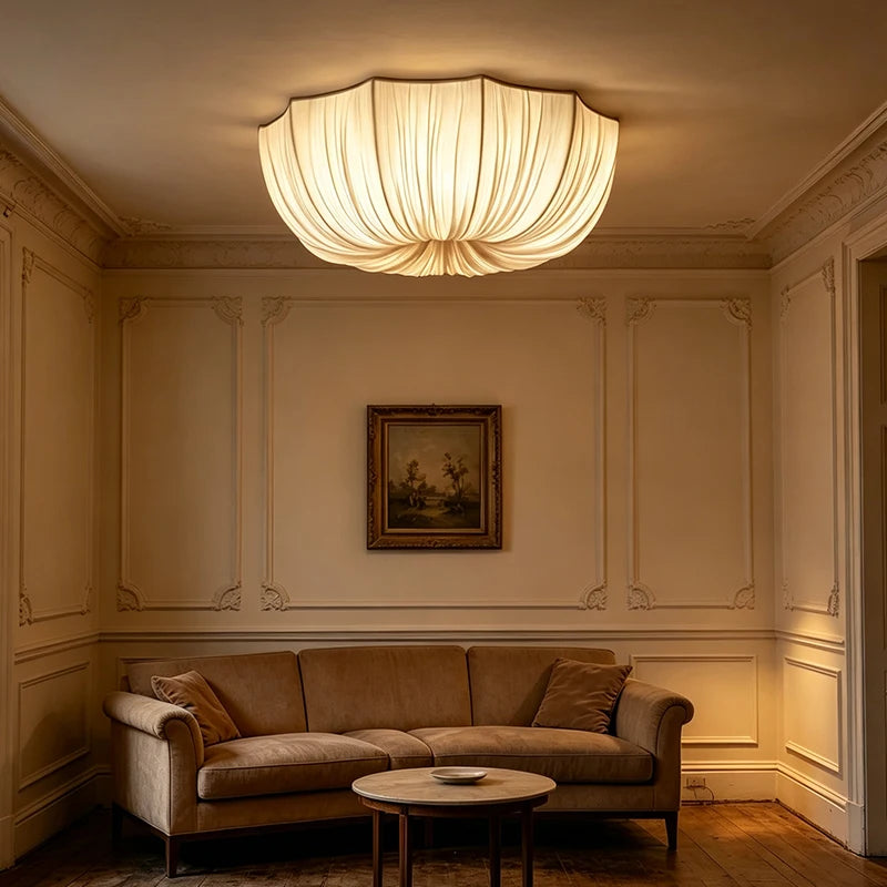 Nuée Plafonnier en Tissu Plissé – dans un salon aux boiseries claires
