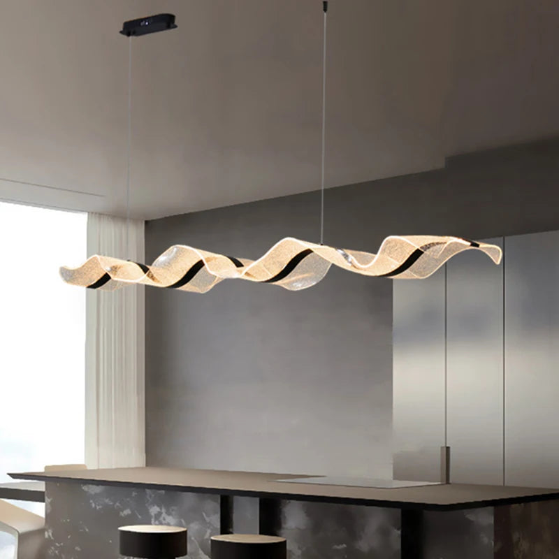 Onde Suspension LED Linéaire en Aluminium – ruban doré dans un séjour aux murs gris