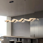 Onde Suspension LED Linéaire en Aluminium – ruban doré dans un séjour aux murs gris