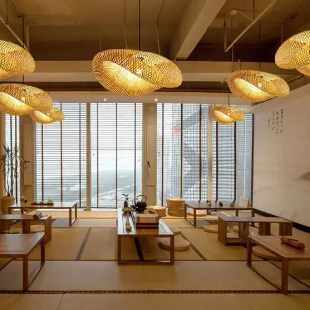 Savane Suspension Soucoupe en Rotin Tressé – abat-jours dans une salle lumineuse à grandes fenêtres